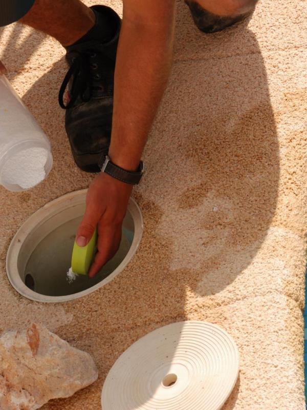 Maintenance: <span> cleaning your pool </span>